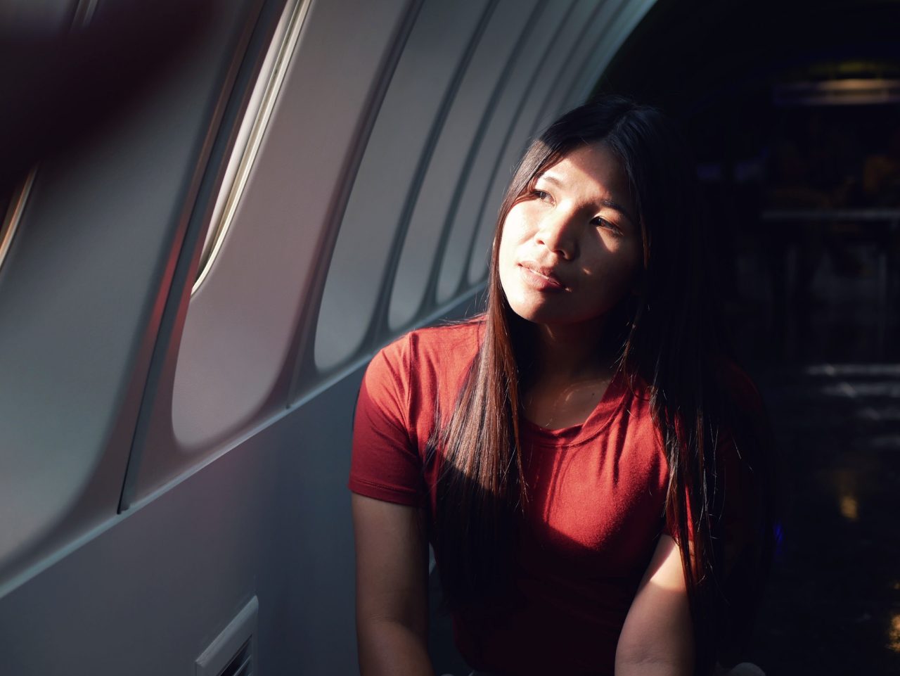 Une femme dans un avion
