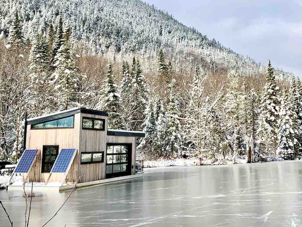 Airbnb Canada: floating chalet 